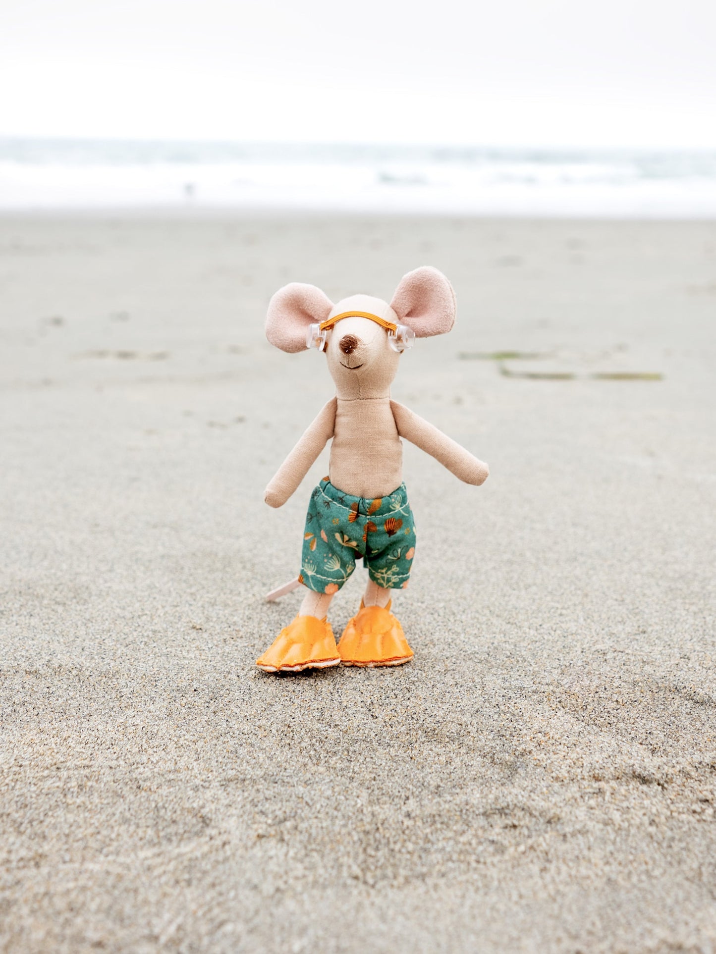 Maileg Beach Mouse Big Brother in Cabin de Plage