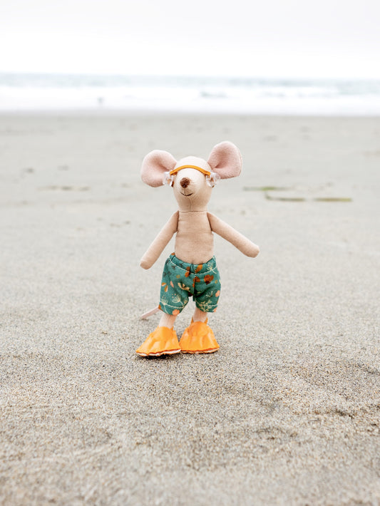 Maileg Beach Mouse Big Brother in Cabin de Plage